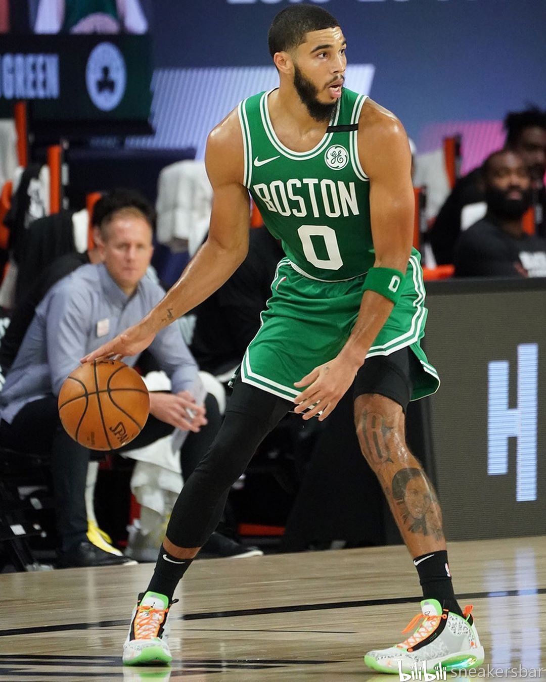 迹看起来几 迹看起来几